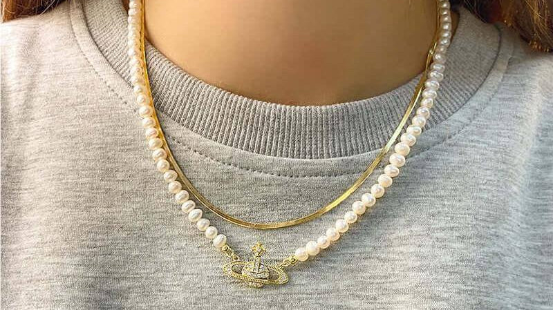 Winter Elegance: Add a Pearl Necklace to Your Seasonal Style