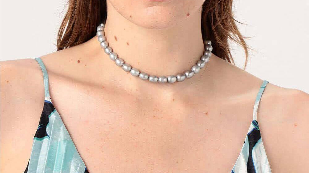 Exploring the Versatility of Floating Pearl Necklaces: Elevating Style from Casual to Formal