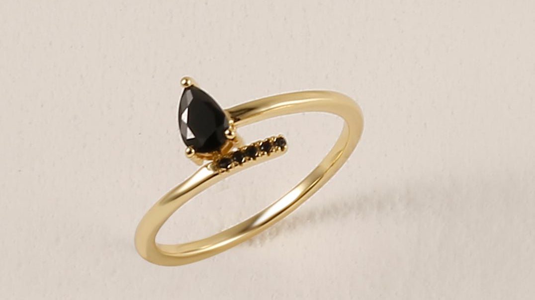 The Ultimate Guide to Engagement Rings for Chubby Fingers