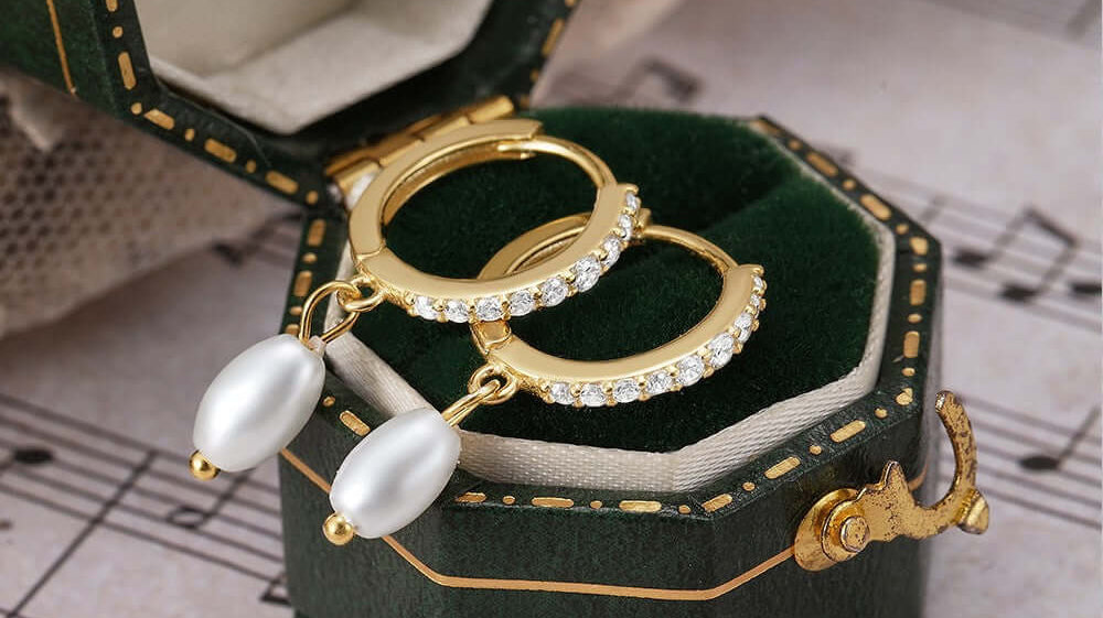 Distinctive Huggie Hoop Earrings Style: Elevating Ordinary Earrings to Unique Fashion