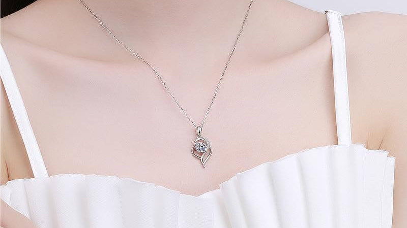 Everyday Fashion: The Casual Charm of Moissanite Necklace