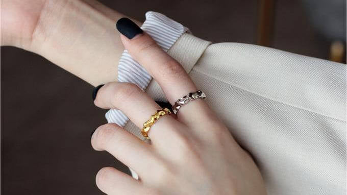 How to Incorporate Chunky Gold Ring into Various Fashion Styles