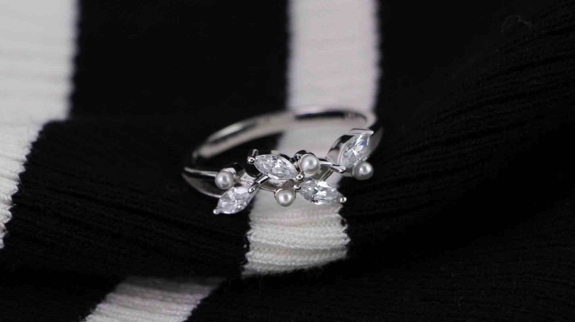 How to Choose Between Silver and Gold Jewelry for Your Skin Tone