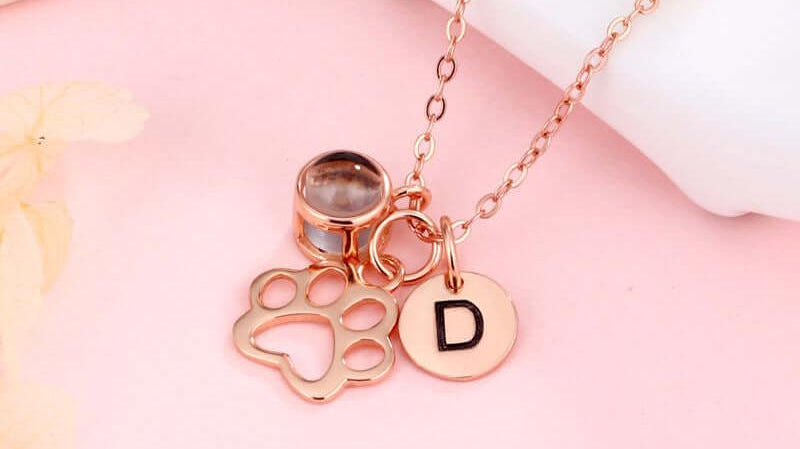 Why Necklaces with Pictures Inside Are Trending in 2024