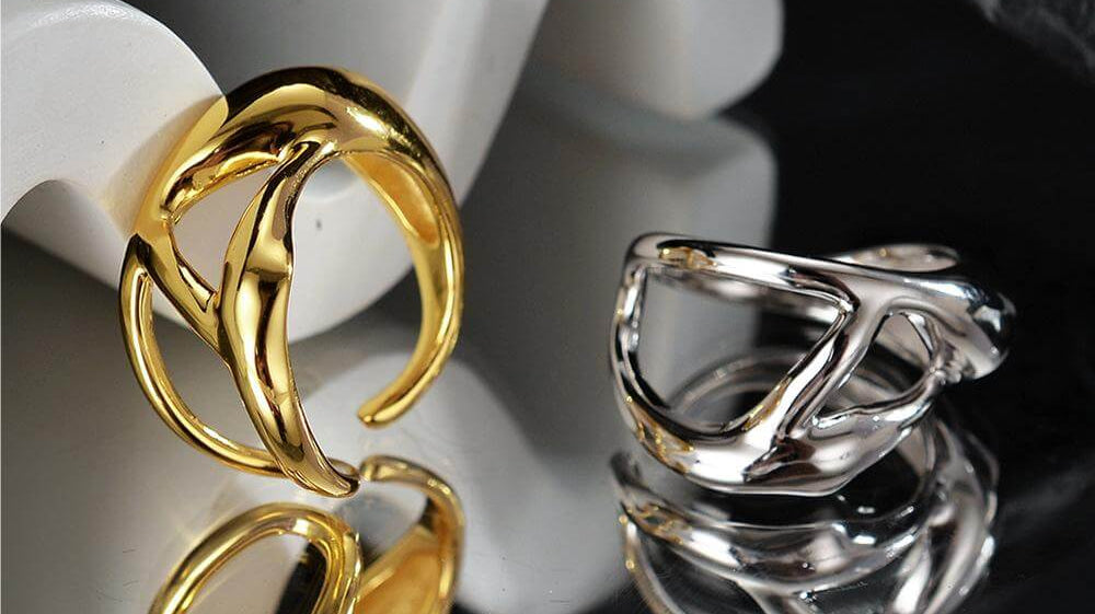 What is a Wide Gold Band Ring?