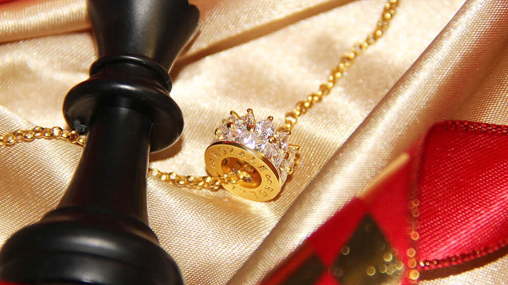 Kaitlan Collins' Gold Pendant Necklace: A Subtle Symbol of Elegance and Poise