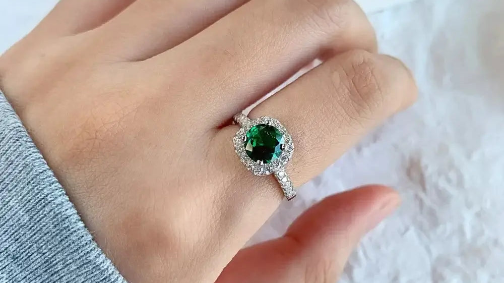 Top 5 Reasons to Choose an Emerald Green Engagement Ring