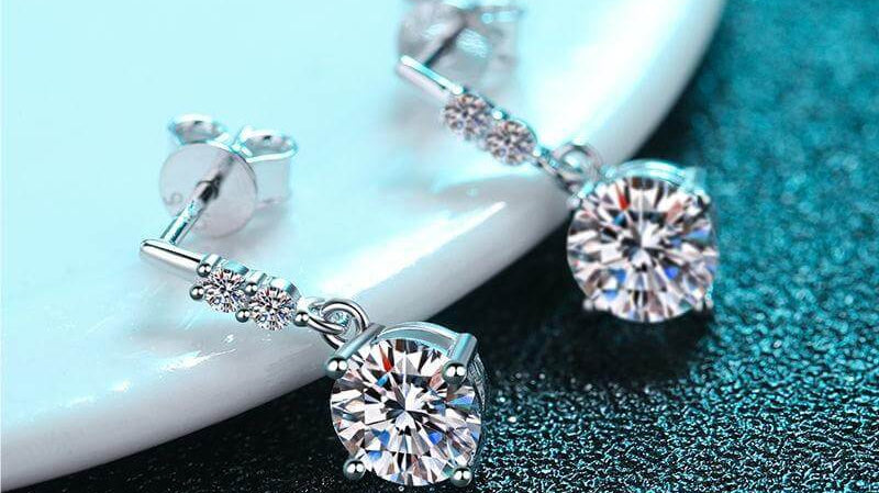 Moissanite Diamond Earrings VS Natural Diamond Earrings: Which one is better?