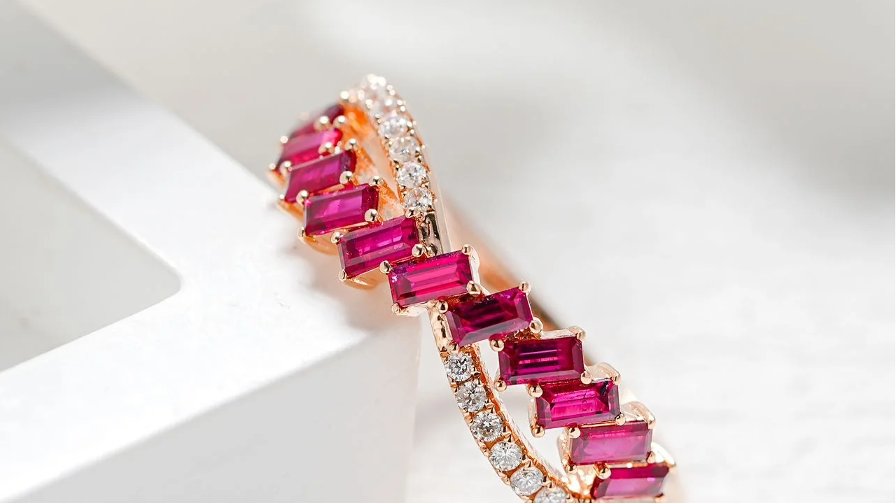 How to Choose the Perfect Redish Gem Ring for Your Skin Tone
