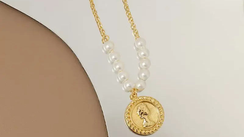 Effortless Beauty with a Gold Pearl Necklace