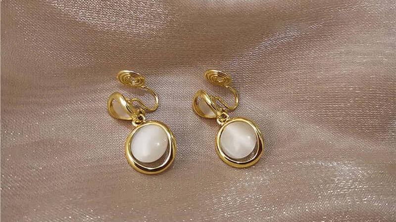 Clip-On Earrings: Bridging the Gap Between Fashion and Convenience