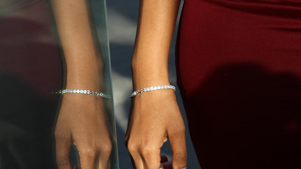 What Jewelry to Wear with Sequin Dress? | Trendolla Jewelry